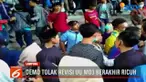 Aksi massa ini langsung dicegah oleh Satpol PP yang berjaga dan akibatnya aksi saling dorong terjadi.