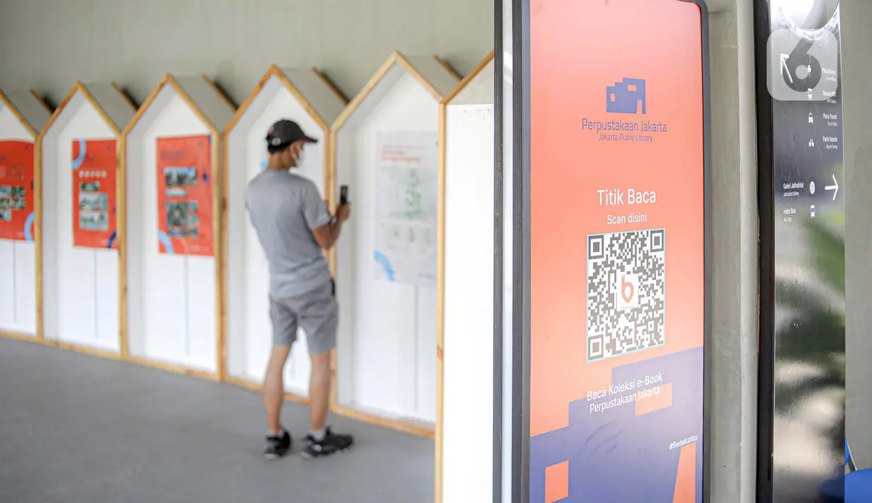Kode QR Perpustakaan Jakarta untuk koleksi e-book terpampang di Taman Literasi Martha Christina Tiahahu, Blok M, Jakarta, Minggu (23/10/2022). Taman Literasi Martha Christina Tiahahu juga diharapkan bisa digunakan seluruh lapisan masyarakat berkumpul untuk berdiskusi, bertukar pikiran, hingga membedah buku demi meningkatkan pengetahuan. (Liputan6.com/Faizal Fanani)
