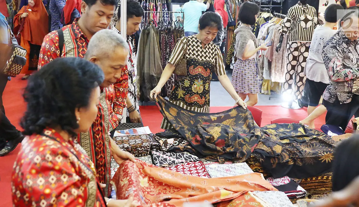 Pengunjung melihat kain batik dalam pameran Kriyanusa Dewan Kerajinan Nasional 2017, di JCC, Jakarta, Rabu (27/9). Acara ini digelar untuk memamerkan produk kerajinan dalam negeri. (Liputan6.com/Angga Yuniar)