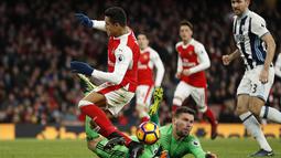 Pemain Arsenal, Alexis Sanchez (kiri) dihadang kiper West Bromwich, Ben Foster pada laga Premier League Boxing Day di Emirates Stadium, (26/12/2016). (Action Images via Reuters/John Sibley)