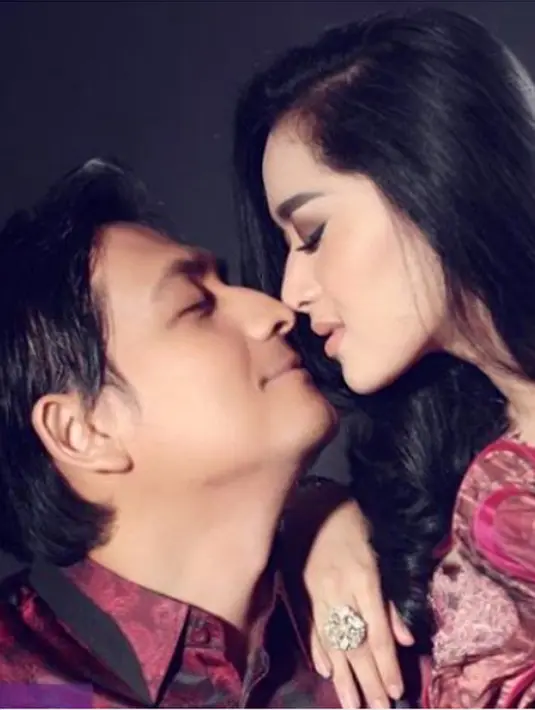 "Teruslah bersama ku sekarang dan selamanya haiii Pelita hatiku 😍berada disisi mu itu yg membuat ku merasa tenang sambil merasakan ala ..ala gimana gitu," tulis Tiara Dewi. (Instagram/tiaradewireal)