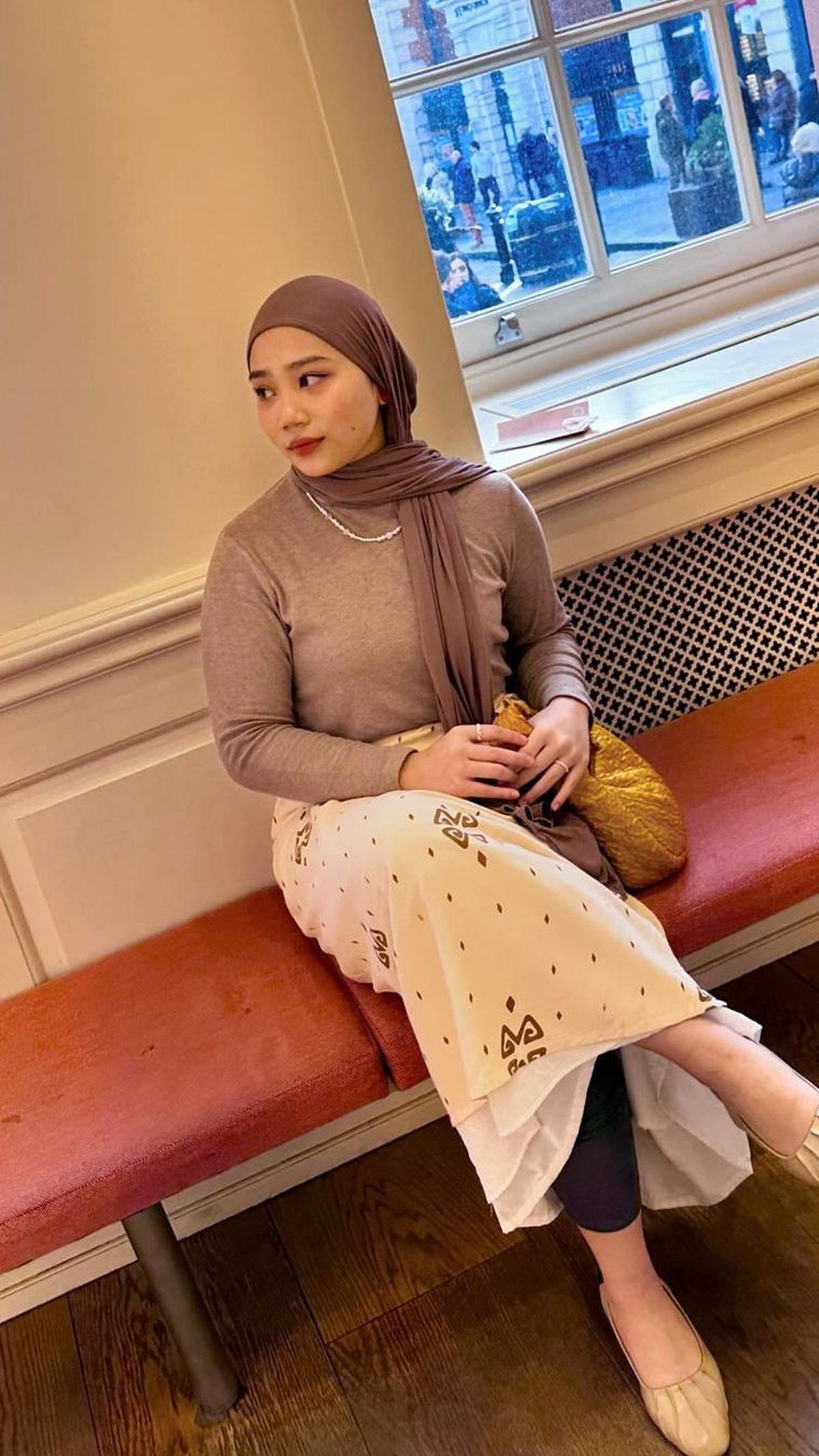 Dalam potret yang diunggah, Zara telihat berada di kereta. Dia memamerkan foto selfie dengan dua pose.&nbsp;