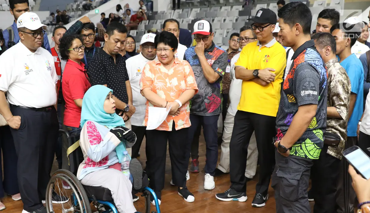 Menteri Sosial, Agus Gumiwang Kartasasmita (kaus kuning) menyimak penjelasan dari salah satu penyandang disabilitas saat mengecek kesiapan sejumlah venue Asian Para Games 2018 di Jakarta, Jumat (28/9). (Liputan6.com/Helmi Fithriansyah)