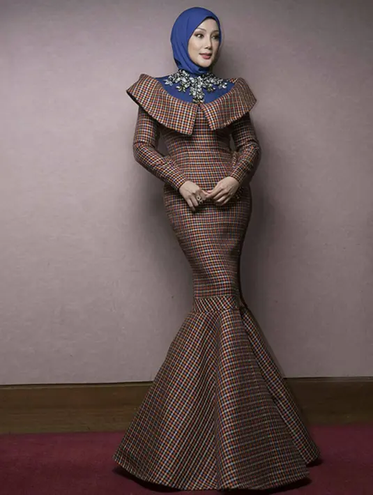 Erra Fariza berpose saat menjadi model busana. Karena kecantikannya, pada tahun 1992, Erra sempat menyandang gelar sebagai perempuan tercantik. Saat itu, Erra mengikuti ajang Ratu Cantik Malaysia-World 1992 dan memenangkannya. (instagram/errafazira) 