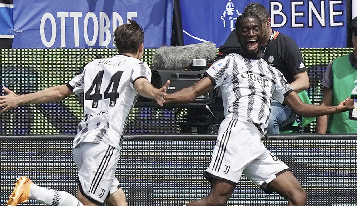 Selebrasi pemain Juventus, Samuel Iling-Junior (kanan), setelah mencetak gol pembuka bagi timnya ke gawang Atalanta di menit ke-56 pada pekan ke-34 Liga Italia 2022/2023 yang berlangsung di Gewiss Stadium, Minggu (7/5/2023). (AP/LaPresse/Spada)