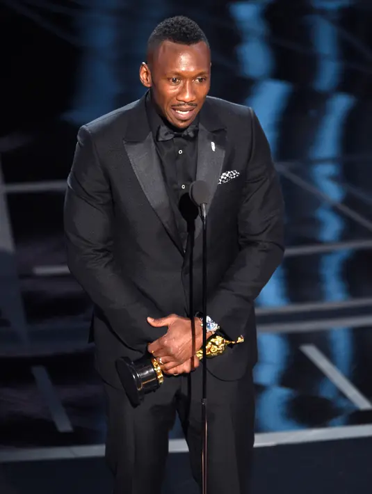 Mahershala Ali memberikan pidato kemenangan di atas podium Academy Awards ke-89 di Los Angeles, Minggu (26/2). Kemenangan ini juga membuat Mahershala Ali sebagai aktor hitam kelima yang menang Aktor Pendukung Oscar. (Photo by Chris Pizzello/Invision/AP)