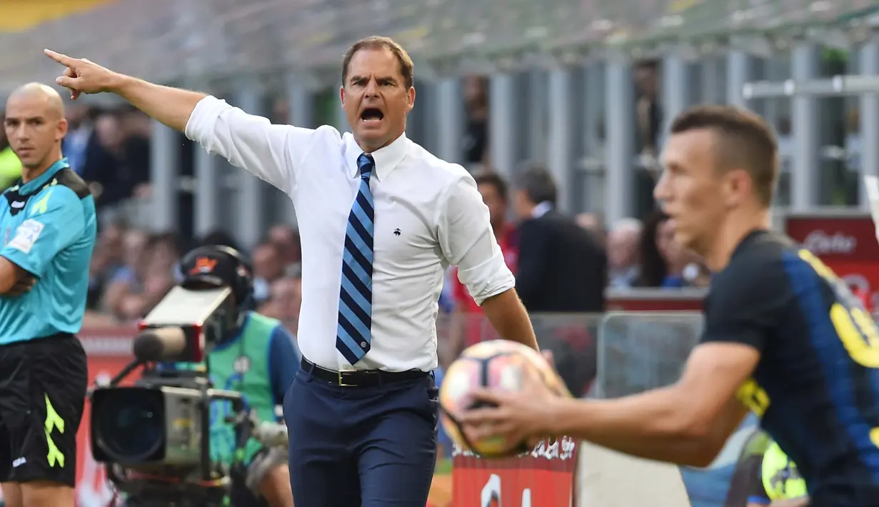 Gaya Frank De Boer memberikan instruksi kepada anak buahnya saat melawan Bologna  pada lanjutan Serie A Italia di Stadion Giuseppe Meazza, Milan, (25/9/2016). (AFP/ Giuseppe Cacace)