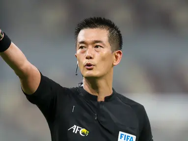 Wasit asal Korea Selatan, Ko Hyung-jin saat memimpin laga Grup A Liga Champions Asia antara Iran melawan Iraq yang berlangsung di Khalifa International Stadium, Doha, Qatar, 20 September 2020. Ko Hyung-jin ditunjuk oleh FIFA menjadi salah satu wasit dari AFC yang akan memimpin sejumlah laga di Piala Dunia U-17 2023 Indonesia. (AFP/Karim Jaafar)