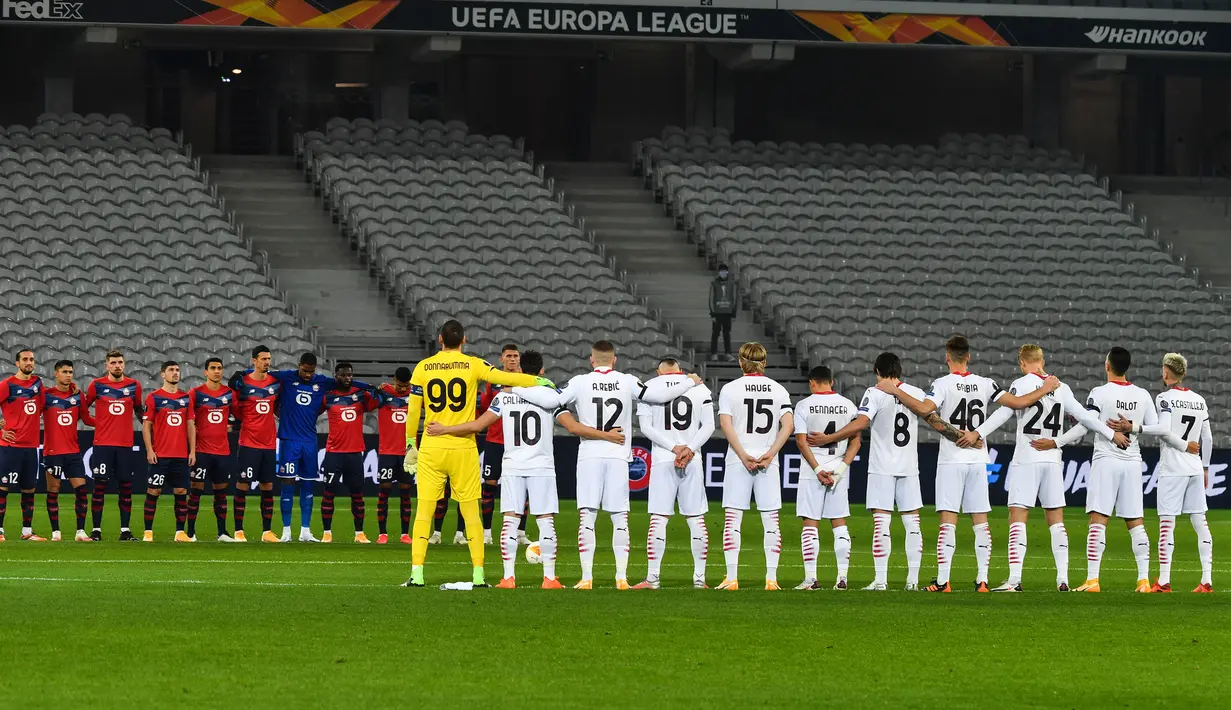 Pemain AC Milan dan Lille melakukan penghormatan untuk Diego Maradona sebelum memulai pertandingan Liga Europa di Stade Pierre Mauroy, Jumat (27/11/2020) dini hari WIB. AC Milan bermain imbang 1-1 menghadapi Lille. (AFP/Dennis Charlet/pool)