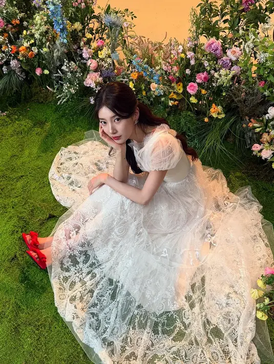 Melengkapi gaun double layer-nya, Bae Suzy kenakan ribbon pump yang mencolok berwarna merah [@management_soop]