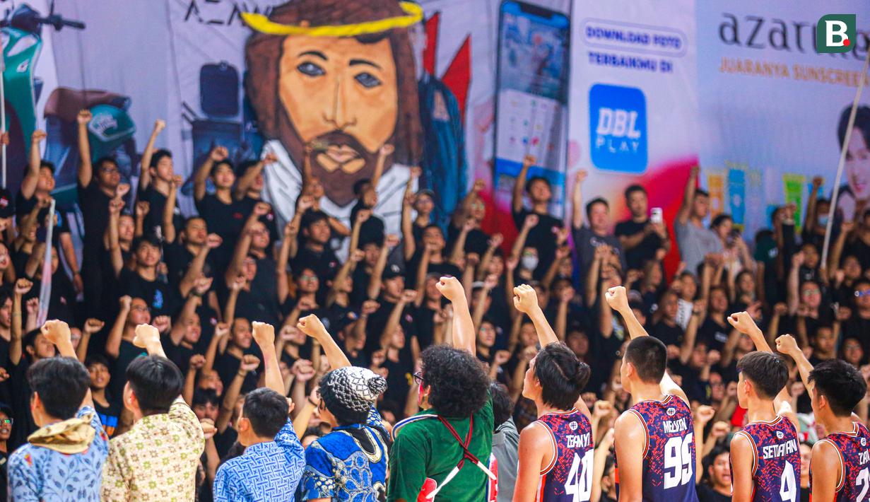 Pemain, tim dance, dan suporter SMA Kolese Kanisius menyanyikan mars sekolah setelah mengalahkan SMA Santa Theresia pada laga 16 besar DBL 2023/2024 Seri Jakarta Utara dan Jakarta Pusat di GOR Cempaka Putih, Jakarta Pusat, Minggu (13/08/2023).