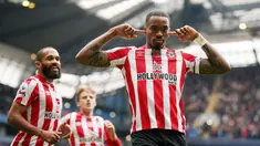 Pemain Brentford Ivan Toney melakukan selebrasi usai mencetak gol ke gawang Manchester City pada pertandingan sepak bola Liga Inggris di Etihad Stadium, Manchester, Inggris, 12 November 2022. Manchester City kalah 1-2 dari Brentford. (AP Photo/Dave Thompson)