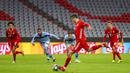 Striker Bayern Munchen, Robert Lewandowski, melepaskan tendangan penalti ke gawang Lazio pada laga Liga Champions di Allianz Arena, Kamis (18/3/2021). Bayern Munchen menang dengan skor 2-1. (AP Photo/Matthias Schrader)