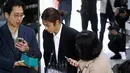 Penyanyi K-pop, Jung Joon Young tiba untuk mengikuti persidangan di kantor pengadilan Seoul, Kamis, (21/3). Tersangka penyebaran video seks ilegal itu diadili terkait surat perintah penangkapan yang diajukan untuknya. (REUTERS/Kim Hong-Ji)