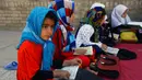 Anak-anak wanita mempelajari Alquran selama bulan suci Ramadan di masjid di Herat, Afghanistan, Sabtu (19/5). Anak-anak Afghanistan lebih memperdalam Alquran di saat Ramadan. (HOSHANG HASHIMI/AFP)