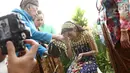 Ardina Rasti membasuh keningnya dengan air saat prosesi siraman menjelang pernikahannya di kawasan Gunung Putri, Jawa Barat, Jumat (19/1). (Liputan6.com/Herman Zakharia)