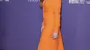 Jessica Chastain berpose di depan fotografer saat tiba untuk pemutaran perdana film 'The Good Nurse' selama Festival Film London 2022 di London, Senin, 10 Oktober 2022. Ia menata rambut pirangnya menjadi gelombang yang lembut. (Photo by Scott Garfitt/Invision/AP)