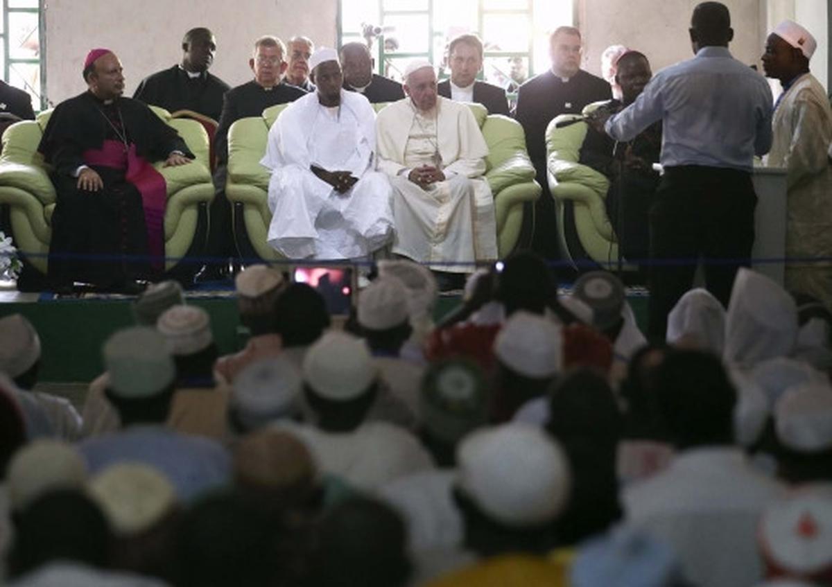 Keakraban Paus Fransiskus duduk bersama imam masjid di Afrika Tengah