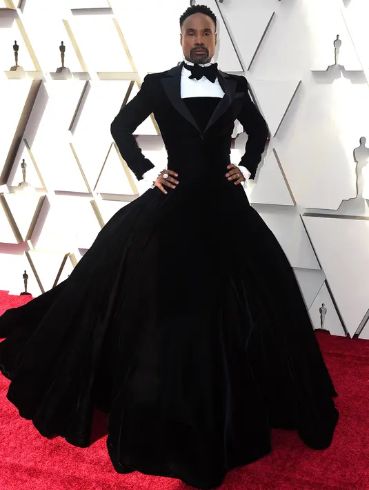 Aktor Billy Porter menghadiri perhelatan Piala Oscar 2019 di Dolby Theatre, Los Angeles, Minggu (24/2). Penampilan Billy Porter dengan gaun hitam karya Christian Siriano pada karpet merah Oscar ini tentu saja membuat heboh. (Jordan Strauss/Invision/AP)