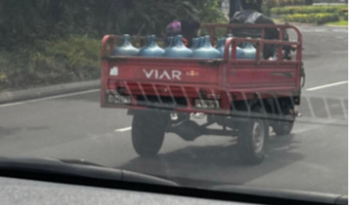 Sebaliknya, saat mendapati kendaraan berukuran kecil dengan isian galon sewajarnya, sang kekasih nampak biasa saja. Sosoknya bahkan menuturkan jika pemandangan di hadapannya kala itu kurang lucu.