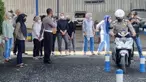 Polantas memberikan arahan safety riding kepada AO PNM Mekaar di Garut, Jawa Barat (13/02/2022). Kegiatan safety riding ini merupakan tindak lanjut atas program kerja K3 PT Permodalan Nasional Madani yang diikuti ratusan perempuan AO dari usai 18 hingga 22 tahun. (Liputan6.com/HO/PNM)