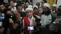 Habib Novel memberikan keterangan pers usai sidang vonis di PN Jakarta Pusat, Senin (6/4/2015). Habib Shahabuddin dan Habib Novel divonis hakim 7 bulan penjara. (Liputan6.com/Johan Tallo)