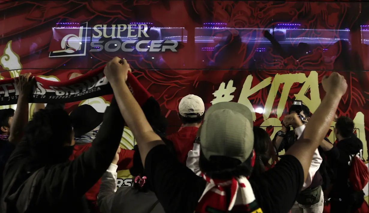 Suporter menyambut kedatangan Timnas Indonesia usai menjadi juara Piala AFF U-22 2019 saat tiba di Bandara Soetta, Tanggerang, Rabu (27/2). Timnas Indonesia mendapatkan bonus sebesar 2,1 milliar rupiah dari Kemenpora. (Bola.com/Yoppy Renato)