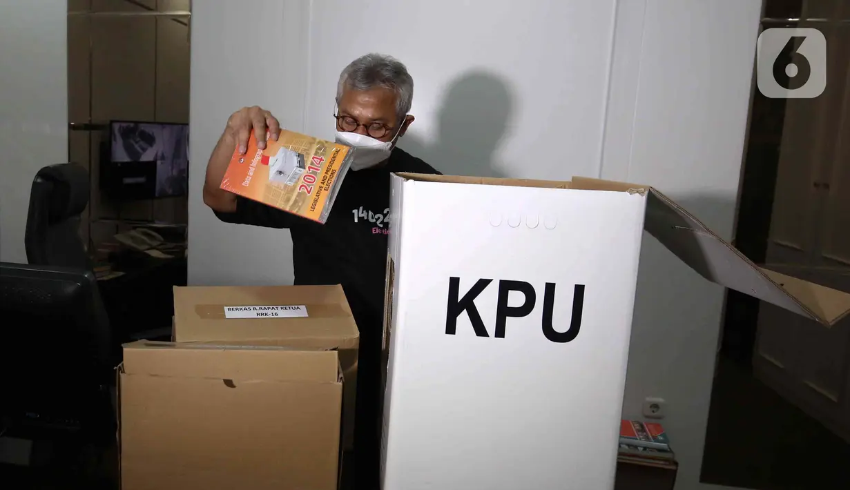 Komisioner KPU Arief Budiman mengemas barang-barang dan buku di ruang kerjanya di Gedung KPU, Jakarta, Minggu(10/4/2022). Arief Budiman yang pernah menjabat sebagai Ketua dan Komisioner KPU selama dua periode tersebut mengakhiri masa jabatannya pada 11 April mendatang. (Liputan6.com/Herman Zakharia)