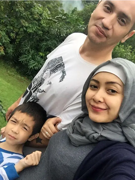 Sebelumnya, sang istri melalui akun Instagram juga memohon doa. Dengan mengunggah foto hitam putih bertuliskan Moms!, ia minta doa agar dilancarkan proses persalinannya. (dok. Intagram/gary_iskak)