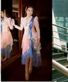 Yura Yunita menjadikan kebaya dan batik sebagai gaya khasnya saat manggung. Padu padan kebaya dan batiknya memberi impresi stylish dan modern. [@yurayunita].