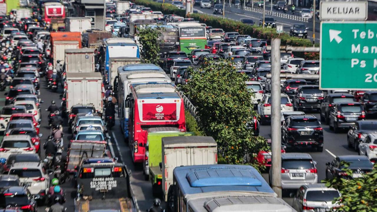 Para pengendara yang sedang berjalan menuju ke tempat kerjanya pun dengan terpaksa melaju perlahan di tengah kemacetan ini.