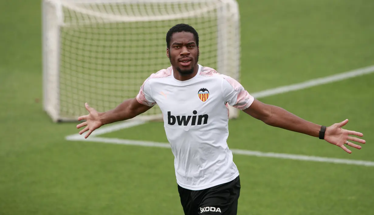 Pemain Valencia, Geoffrey Kondogbia, saat mengikut sesi latihan di Paterna Sports City, Paterna, Minggu (10/5/2020). Sejumlah klub di Spanyol memulai latihan seiring rencana akan kembali bergulirnya kompetisi La Liga musim ini. (AFP/Valencia CF/Lazaro De La Pena)