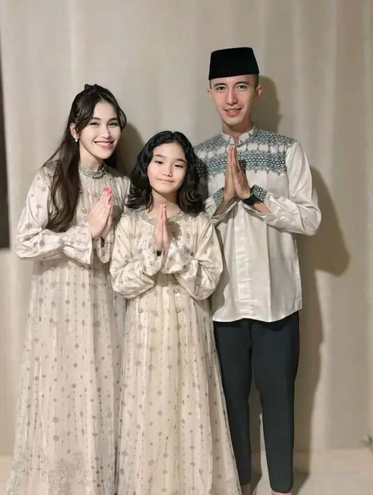 Sementara itu, Muhammad Fardhana terlihat gagah dengan baju koko shimmer, celana panjang, dan peci [@ayutingting92]