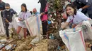 Artis cantik Prilly Latuconsina melakukan aksi peduli bumi. Aksi tersebut dilakukan untuk membersihkan sampah di area pantai. Berikut beberapa potretnya Prilly mengumpulkan sampah di pantai Lombok Nusa Tenggara Barat. [Instagram/prillylatuconsina96]