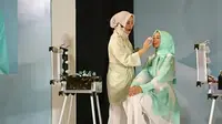 Makeup Artist Allyssa Hawadi memperlihatkan cara membuat wajah chubby menjadi tirus hanya dengan tiga jenis makeup. (Liputan6.com/Dinny Mutiah)
