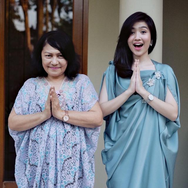 6 Potret Kebersamaan Seleb dengan Orang Tua yang Beda Keyakinan, Saling Menghormati