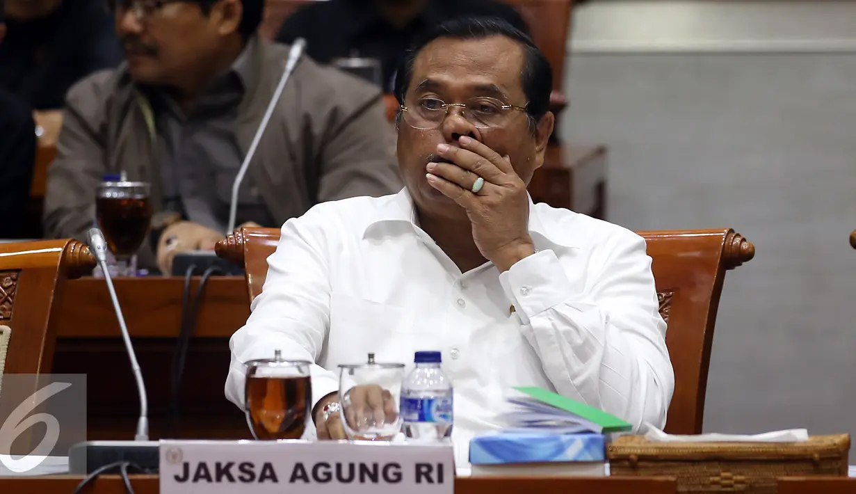 Jaksa Agung HM Prasetyo saat mengikuti rapat kerja dengan Komisi III DPR di Kompleks Parlemen, Senayan, Selasa (6/12). Serta termasuk penjelasan soal target dari Kejaksaan Agung ke depan. (Liputan6.com/Johan Tallo)