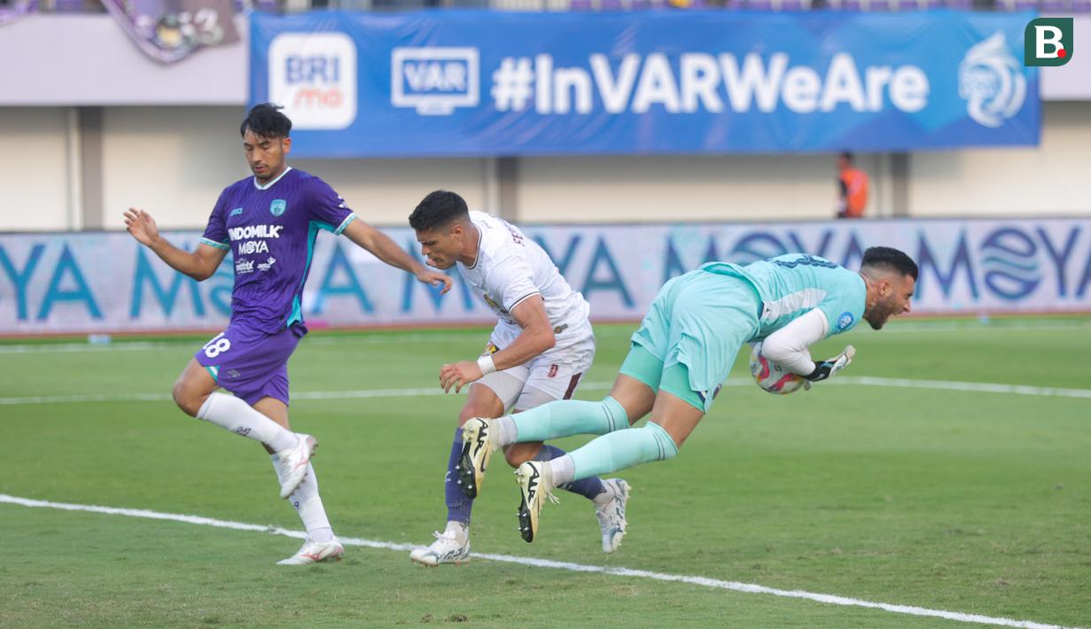 Persik Kediri berupaya keras membalas dengan melancarkan serangan bertubi-tubi namun sayang hingga peluit akhir Macan Putih gagal menyarangkan gol ke gawang Pendekar Cisadane. (Bola.com/M Iqbal Ichsan)