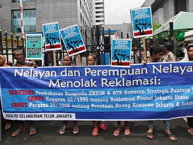 Koalisi Selamatkan Teluk Jakarta menggelar aksi unjuk rasa di depan Gedung DPRD Jakarta, Kamis (25/2). Massa menuntut agar dibatalkannya pengesahan dua Raperda Reklamasi (RZWP3K dan RTR Pantura Jakarta). (Liputan6.com/Immanuel Antonius)