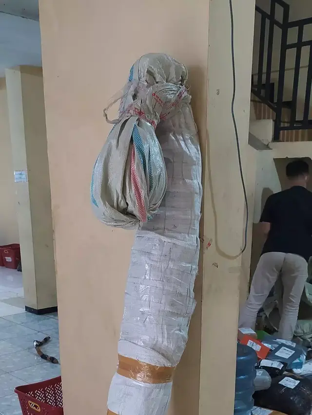 6 Potret Paket Barang Online Seperti Pocong Ini Nyeleneh, Sukses Bikin Kaget