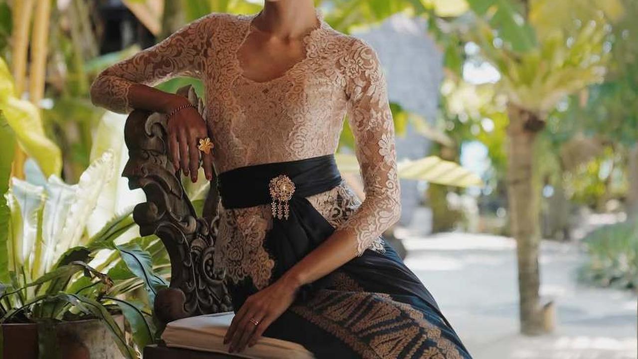 8 Potret Mikha Tambayong Kenakan Kebaya Bali, Tampil Cantik dan Anggun