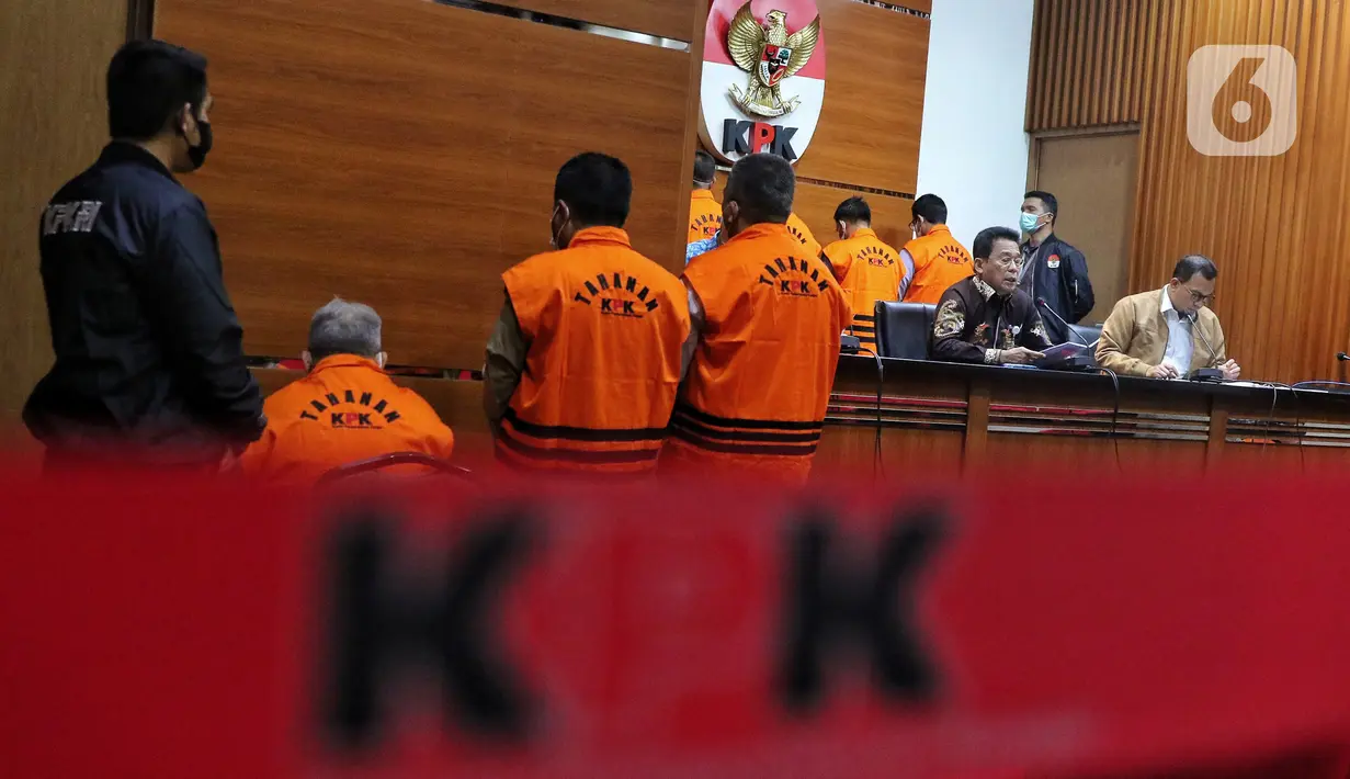 Wakil Ketua KPK Johanis Tanak memberikan keterangan pers terkait penahanan 10 orang anggota DPRD Provinsi Jambi periode 2014-2019 di Gedung Merah Putih KPK, Jakarta, Selasa (10/1/2023). Penyidik KPK melakukan penahanan terhadap 10 orang tersangka kasus suap 'ketok palu' pengesahan RAPBD Provinsi Jambi tahun 2017. (Liputan6.com/Angga Yuniar)