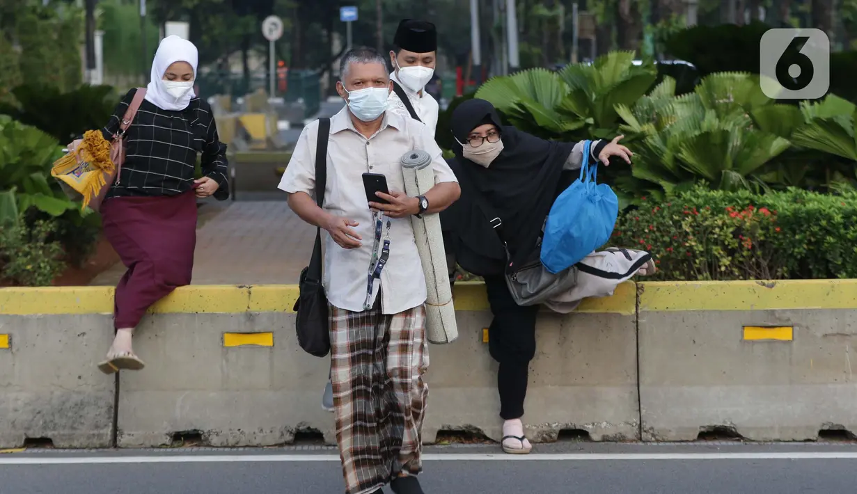 Umat muslim menuju Lapangan Masjid Agung Al Azhar untuk melaksanakan shalat Idul Fitri 1442 H, Jakarta, Kamis (13/5/2021). Ribuan umat muslim melaksanakan shalat Idul Fitri 1442 H dengan menerapkan protokol kesehatan secara ketat dan menjaga jarak. (Liputan6..com/Helmi Fithriansyah)