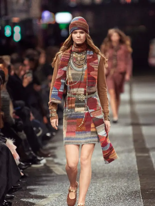Rajutan shetland dan kasmir menghangatkan para model yang berjalan tanpa alas kaki, melambangkan kebebasan pemberontak dari wanita muda Inggris.  [Dok/Chanel]