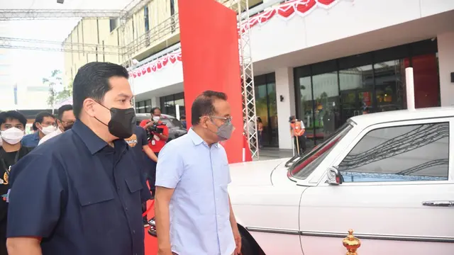 Menteri Sekretaris Negara Pratikno (kanan) dan Menteri BUMN Erick Thohir (kiri) membuka pameran mobil kepresidenan di Sarinah