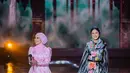 <p>Ini momen saat mereka akhirnya nyanyi on air bersama di stasiun TV untuk Ramadan. Keduanya tampil dengan dress cantik sesuai personaliti. [Foto: Instagram @therealasilamaisa]</p>