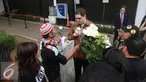 Aktivis Gerakan Keberagaman Seksualitas Indonesia (GKSI) memberikan karangan bunga kepada staf Kedubes AS di Jakarta, Selasa (14/6). (Liputan6.com/ Immanuel Antonius)