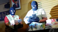 Tim penyidik KPK menemukan barang bukti berupa uang Rp 1,5 miliar dalam operasi tangkap tangan yang menjerat Yasin pada Rabu (7/5/2014) malam, Jakarta, Kamis (8/5/2014) (Liputan6.com/Faisal R Syam).