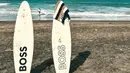 Momen Angga Yunanda surfing ini membuat para penggemarnya heboh. Tak sedikit netizen yang menyoroti ketampanan Angga Yunanda jadi pemain selancar ini. (Liputan6.com/IG/@angga)