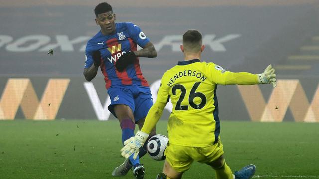 FOTO: Tampil Dominan, Manchester United Harus Puas Imbang 0-0 dengan Crystal Palace - Patrick van Aanholt; Dean Henderson